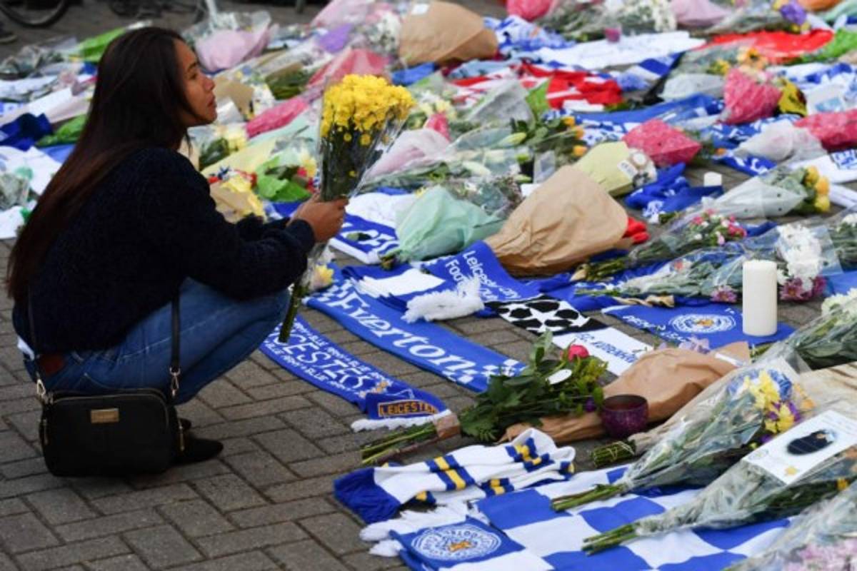La angustia de los fanáticos del Leicester City por la muerte de su presidente