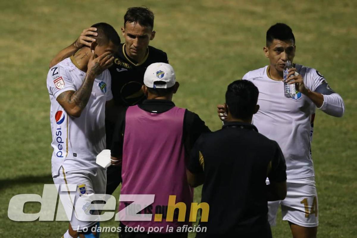FOTOS: La tristeza de Diego Vázquez rumbo al camerino, las agresiones a jugadores chapines y la chica motagüense que hizo explotar el palco