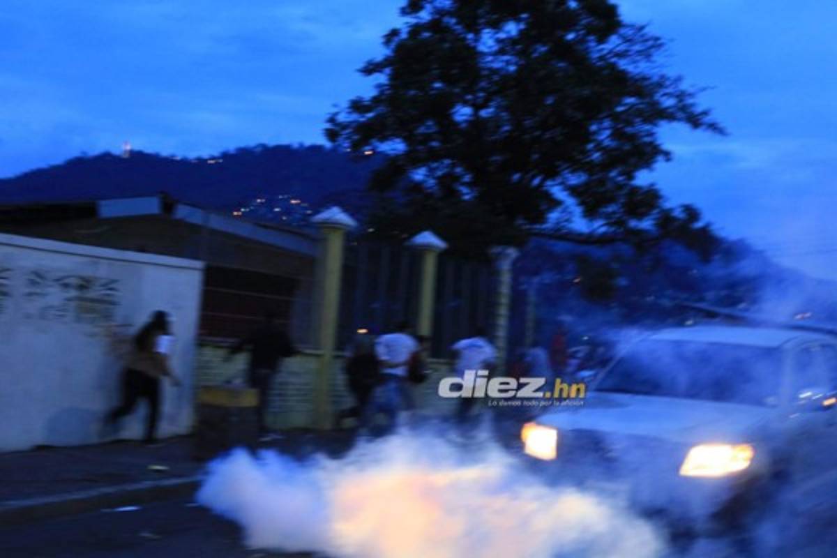 ¡Desmayados, disparos y gas lacrimógeno! El relajo en las afueras del Estadio Nacional