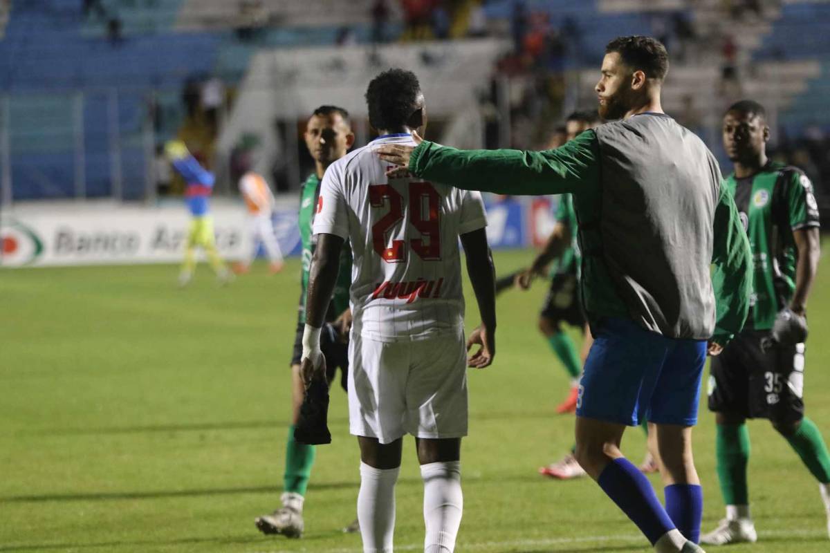 Alberth Elis vivió un día especial al volver a jugar, los saludos de Eduardo Espinel y el festejo de Jorge Benguché en la victoria del Olimpia