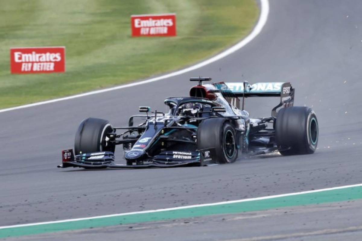 Mercedes' British driver Lewis Hamilton punctures near the finish of the Formula One British Grand Prix at the Silverstone motor racing circuit in Silverstone, central England on August 2, 2020. - Lewis Hamilton wins record seventh British Grand Prix . (Photo by ANDREW BOYERS / POOL / AFP)