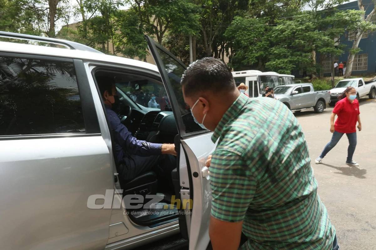 ¡Zafarrancho en la Villa Olímpica! Simpatizantes y empleados sacan corriendo a Salvador Nasralla y lo llaman ‘‘traidor’’