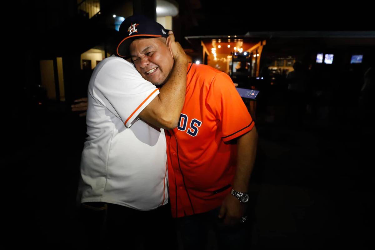 Muy emotivo: padre de Mauricio Dubón rompe en llanto celebrando la Serie Mundial en Tegucigalpa con seres queridos