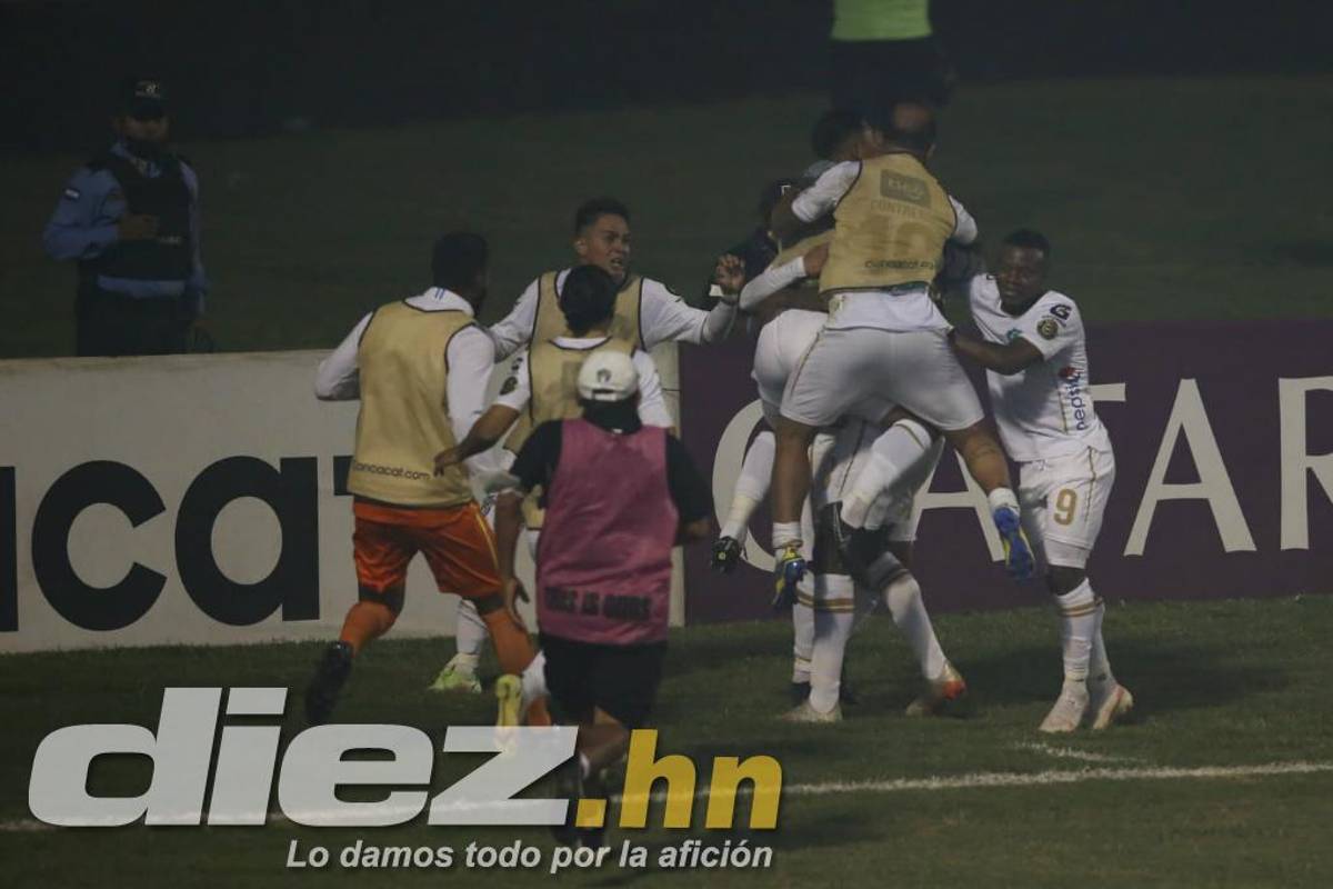 FOTOS: La tristeza de Diego Vázquez rumbo al camerino, las agresiones a jugadores chapines y la chica motagüense que hizo explotar el palco