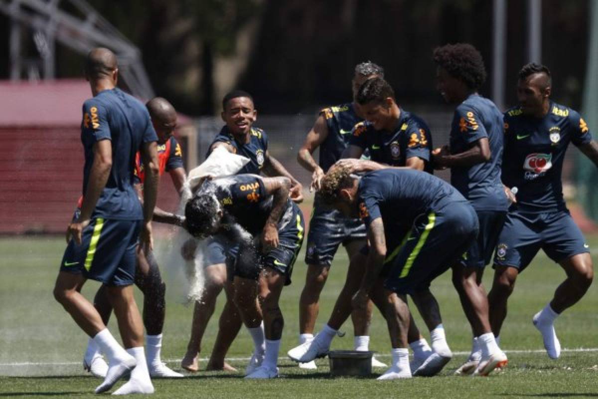 El ataque con huevos de Neymar a Coutinho en el entrenamiento de Brasil en Rusia