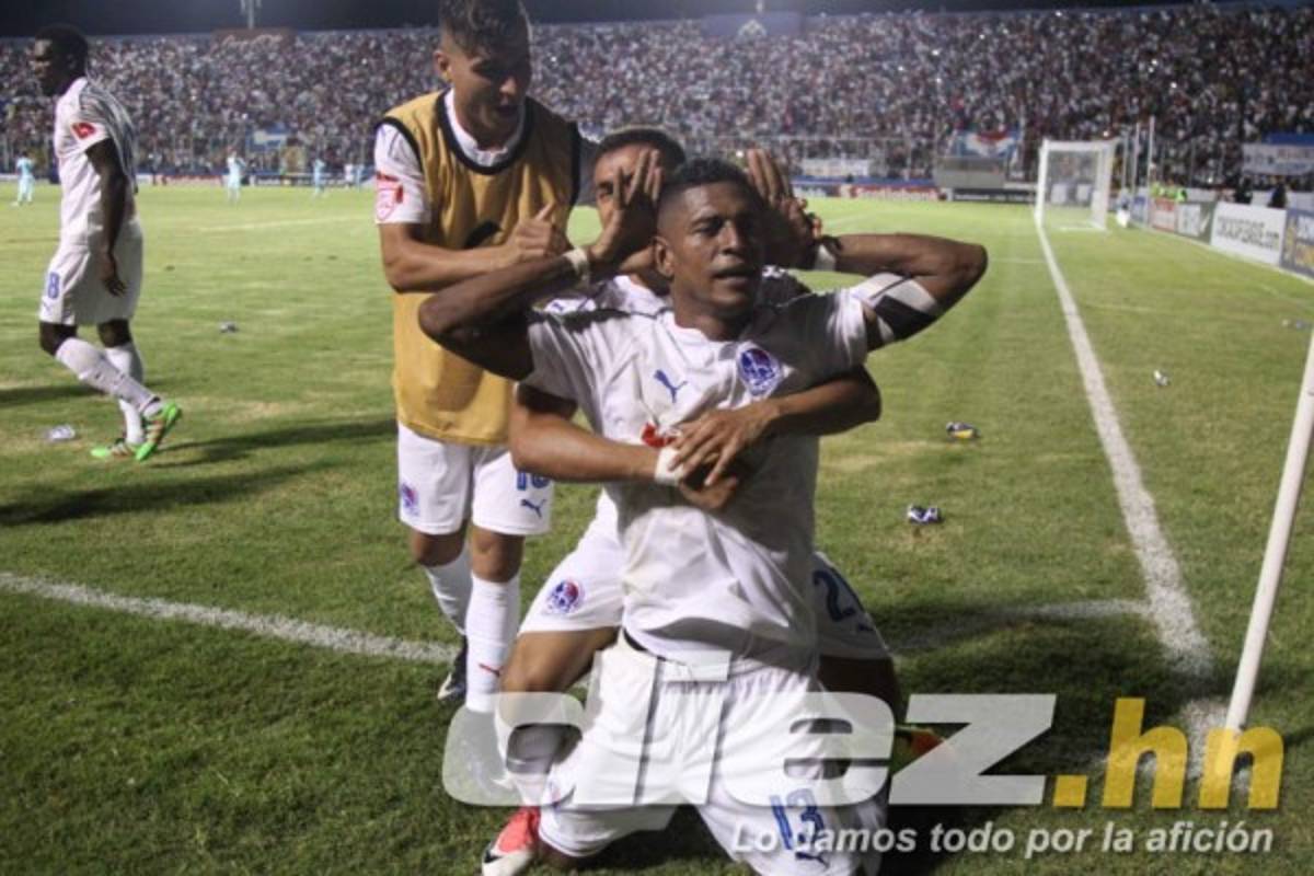 NO VISTE EN TV: El festejo del Olimpia y la bengala en el césped  