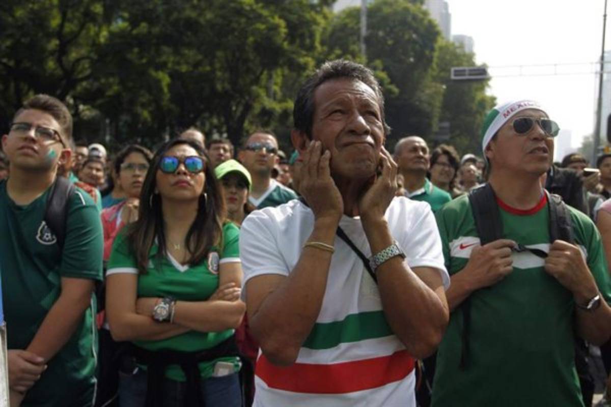 Dolorosas imágenes: Aficionados de México rompen en llanto por eliminación en Rusia