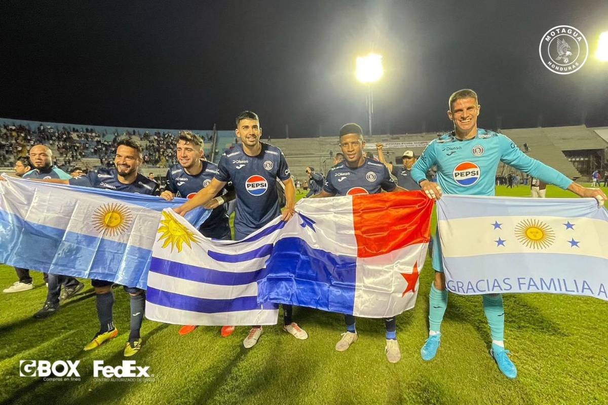 ¡Festejo del campeón! Besos al goleador, Diego Vázquez celebró en el camerino y locura de la plantilla de Motagua con el título