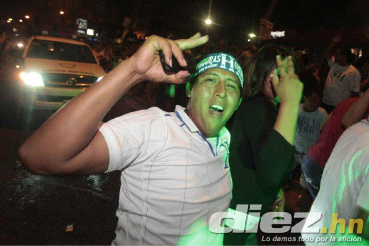 Hondureños celebrando clasificación al Mundial