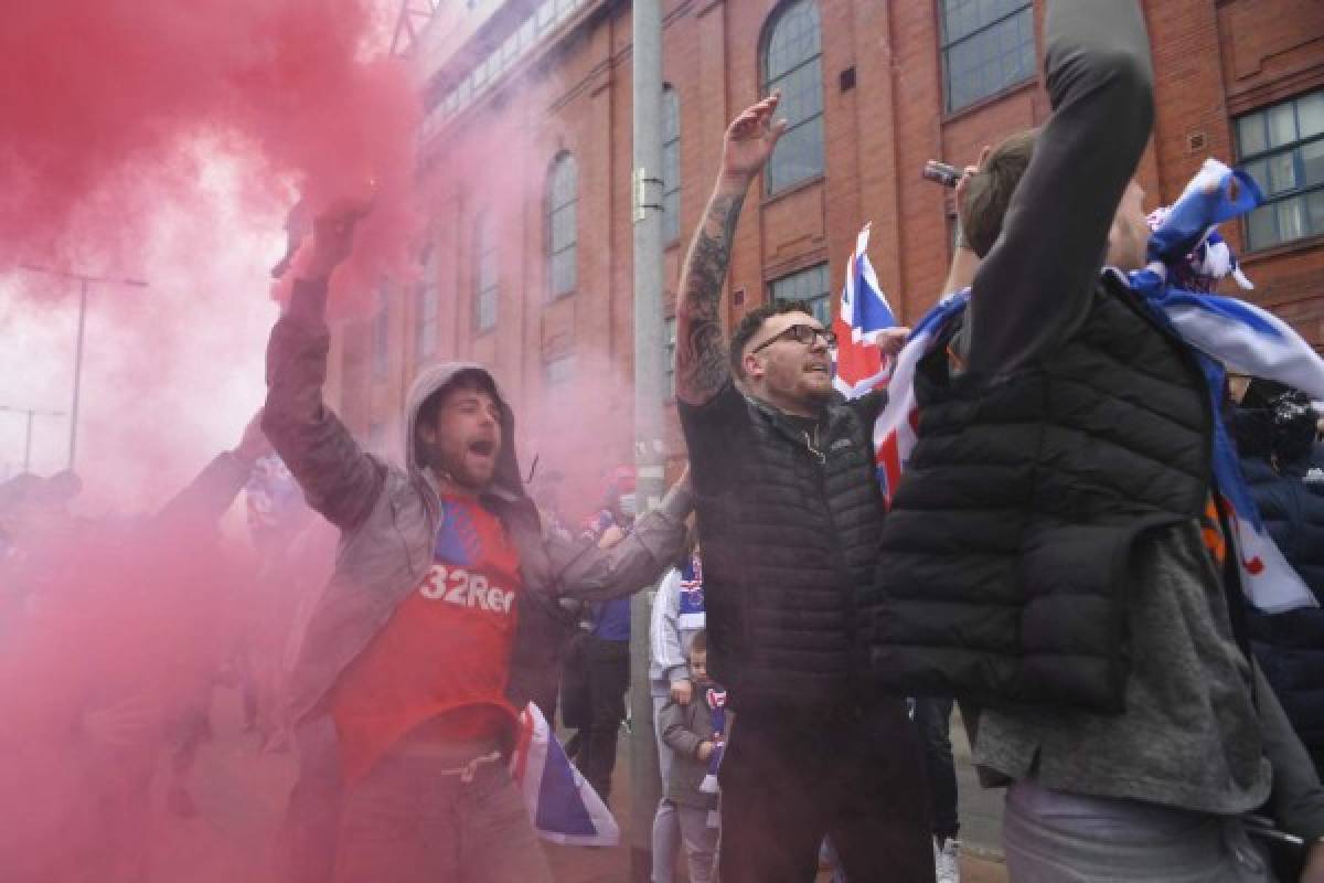 Niños heridos, policías y botellas al aire: Así fue la eufórica celebración de la afición del Rangers de Escocia tras campeonizar