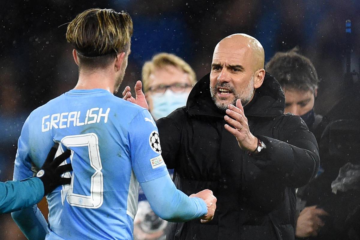 La enérgica reacción de Guardiola tras pelotazo al rostro a jugador del City: ingresó a la cancha para calmar la calentura