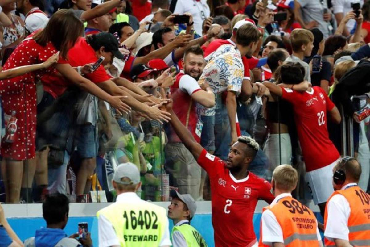 ¿Quién es la rubia? Costa Rica se despide con dignidad y el cambio de camisas