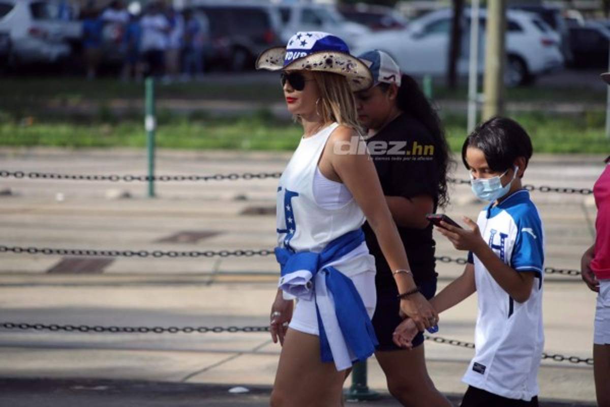 Honduras está bien arropado ante Panamá; la afición y belleza hondureña presente en el BBVA Compass de Houston