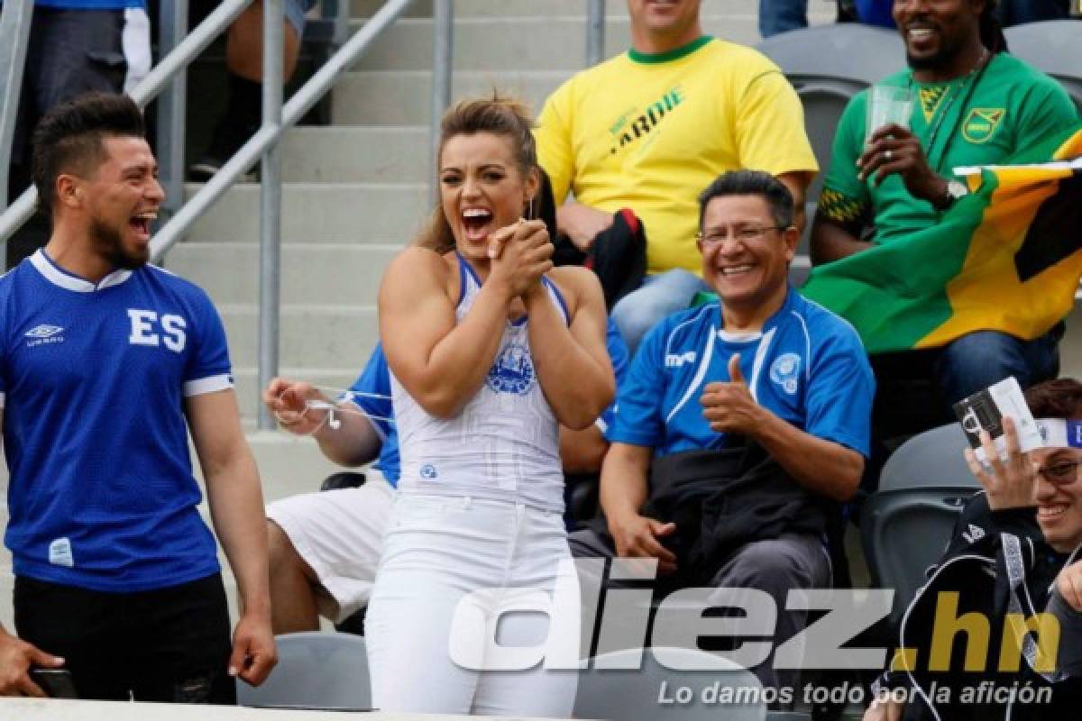 ¡Una fiesta! Lindo ambiente y bellas chicas para el Honduras-El Salvador por la Copa Oro