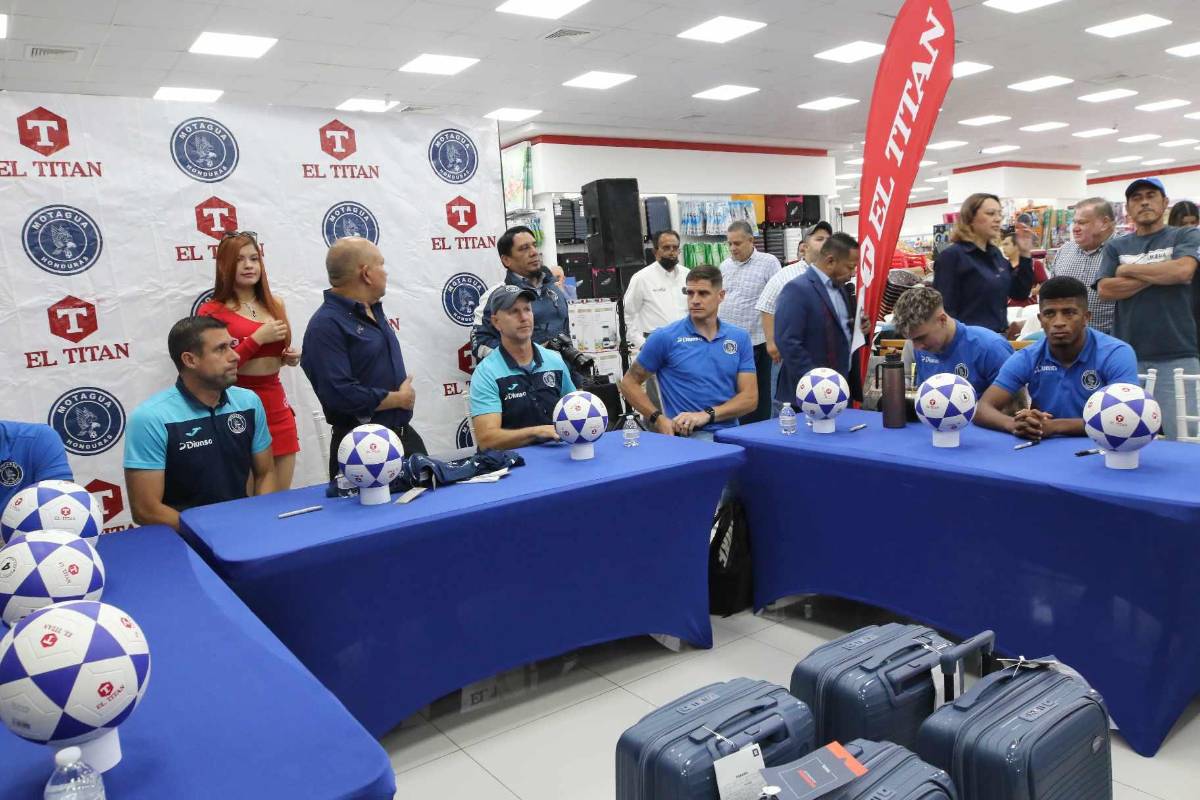 Jugadores de Motagua compartieron con sus aficionados: autógrafos, fotos y llevaron la copa 19