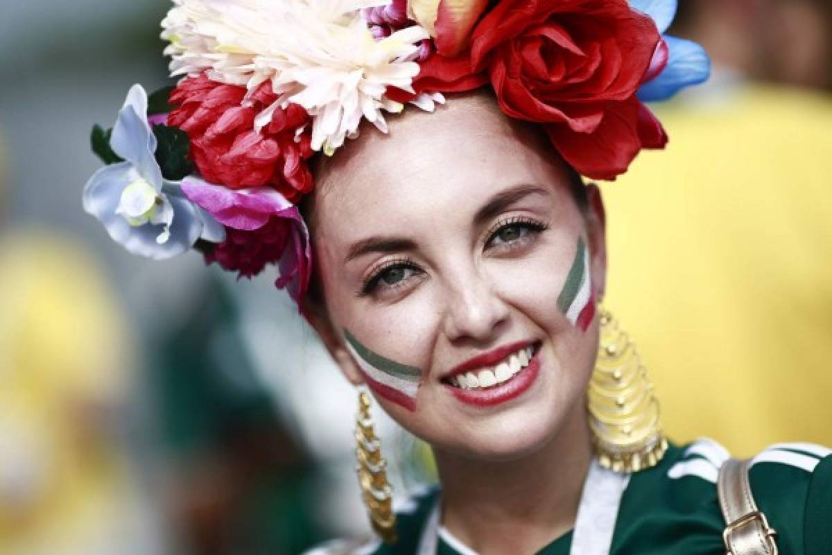 MUÑECOTAS: Aficionadas de Brasil y México enamoran en el Samara Arena