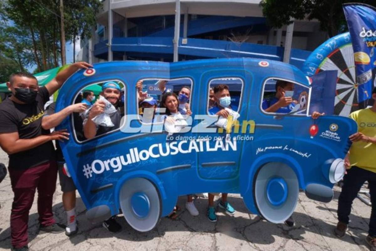 Las bellas chicas vaqueras, el prócer y el busito de la aventura en la previa del El Salvador vs Honduras