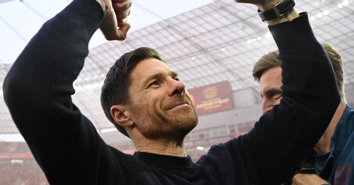 Xabi Alonso Bayer Leverkusen is crowned champion for the first time in the German League after suffering defeat!
