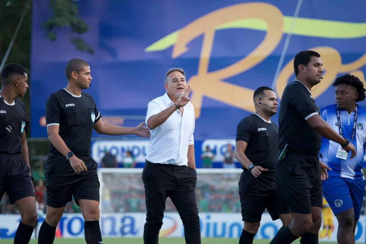 Tota Medina se encara con hincha y el árbitro, celebración a lo Cristiano Ronaldo y las chicas del Marathón que enamoraron
