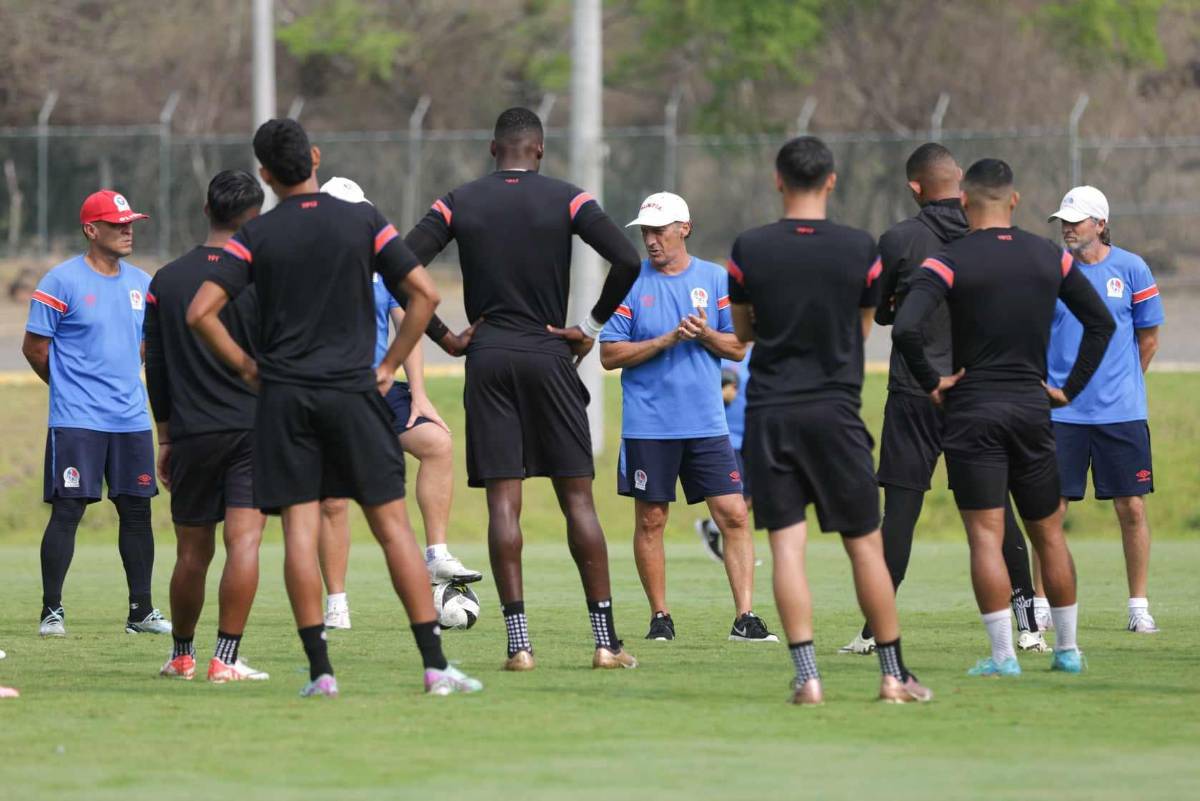 La última práctica de Olimpia antes de la final con Marathón: Troglio concentrado y el que entrenó por separado