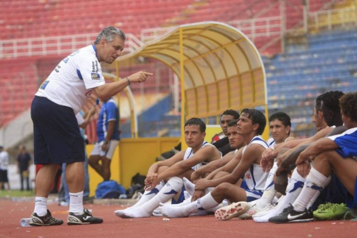 Reinaldo Rueda, da instrucciones a un grupo de jugadores de la Sub-20 durante un entrenamiento de la seleccion nacional de Honduras previo al partido eliminatorio al mundial de 2010 - Septiembre 2009