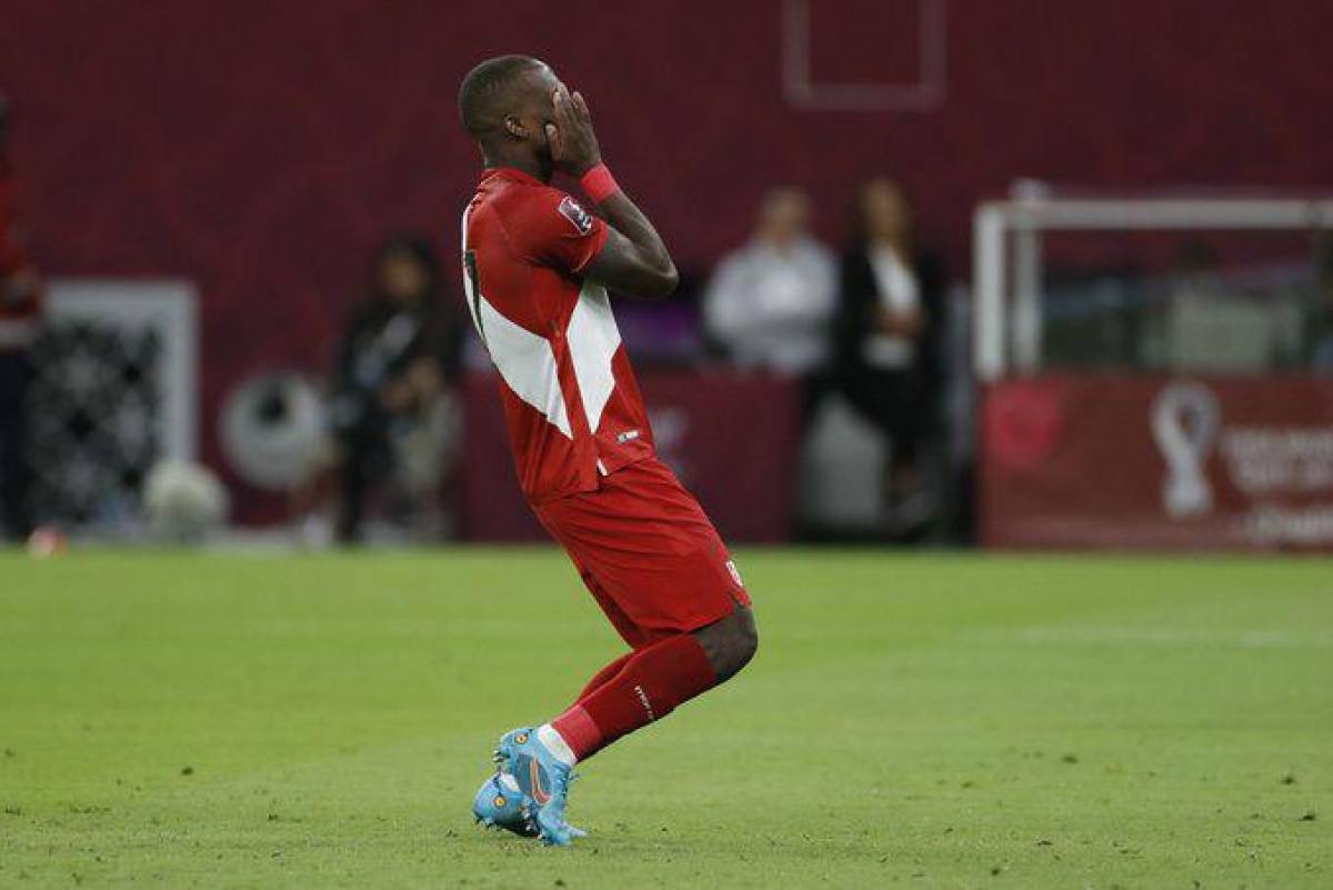 Luis Advíncula fue uno de los jugadores peruanos que falló su penal ante Australia. Foto: AFP.