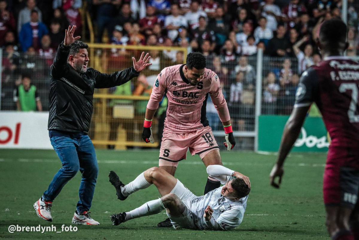 ¡Escándalo en la final de Costa Rica! Kendall Waston atacó a uno y el culpable de la pelea tras el Saprissa-Herediano