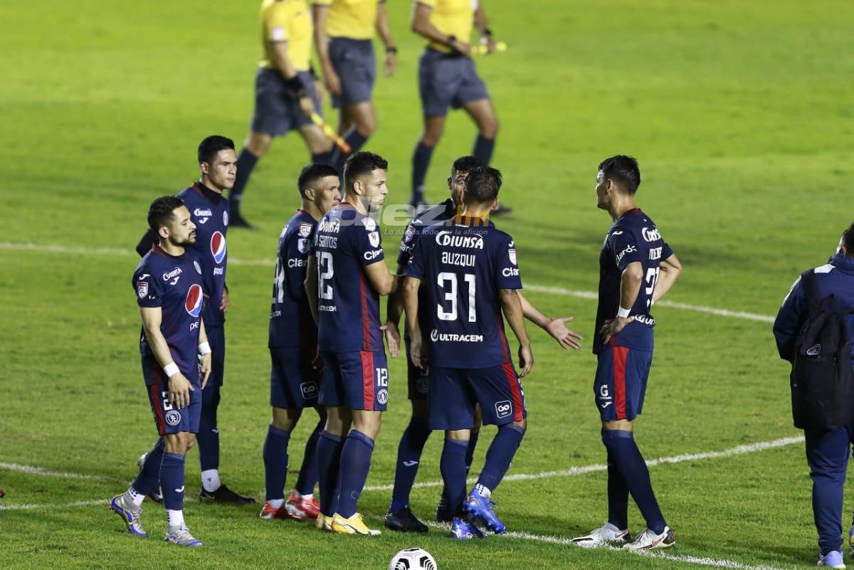 Fuerte pelea entre jugadores de Motagua: Marcelo Pereira y Diego Auzqui se dicen de todo y casi se pelean en pleno terreno de juego