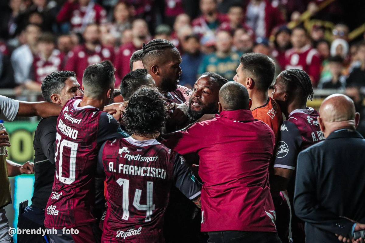 ¡Escándalo en la final de Costa Rica! Kendall Waston atacó a uno y el culpable de la pelea tras el Saprissa-Herediano