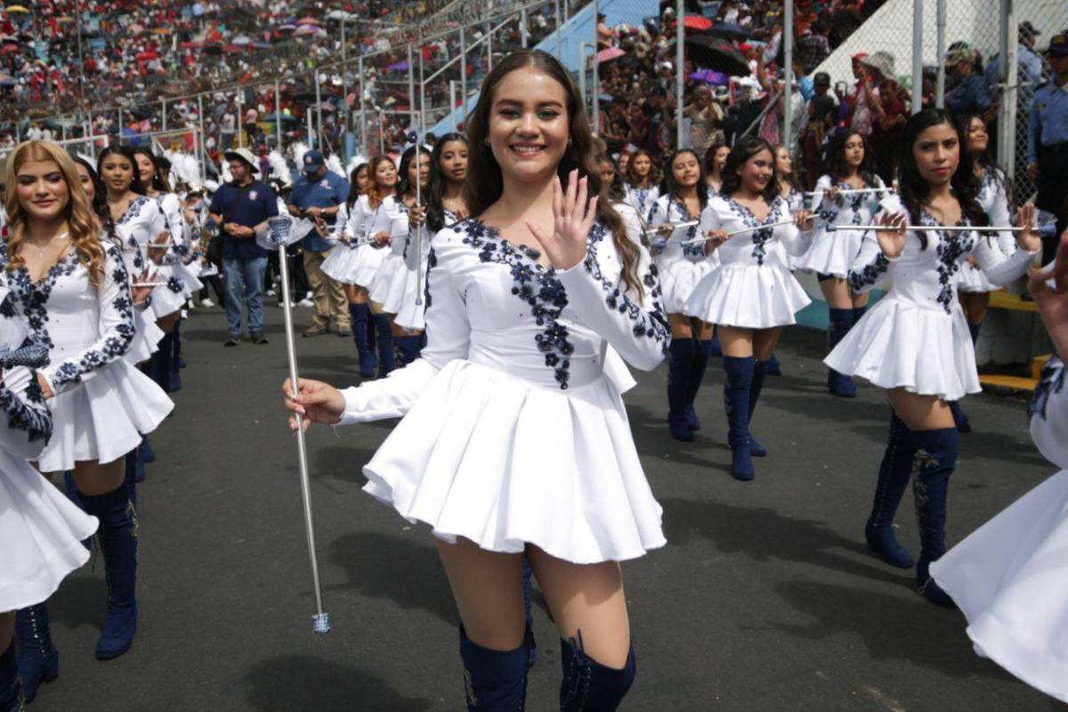 ¿Quién es la palillona de rojo? Hermosas deleitan en los desfiles del 15 de septiembre en Honduras