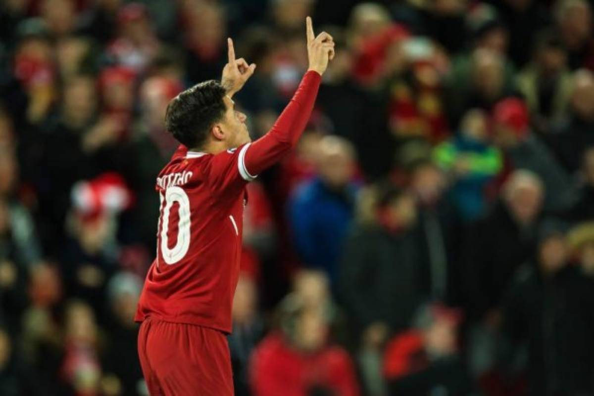 LIV01. LIVERPOOL (R.UNIDO), 06/12/2017.- Philippe Coutinho de Liverpool celebra el 5-0 hoy, miércoles 6 de diciembre de 2017, en un juego del grupo E entre Liverpool y Spartak Moscú de la Liga de Campeones en el estadio Anfield en Liverpool (R.Unido). EFE/PETER POWELL