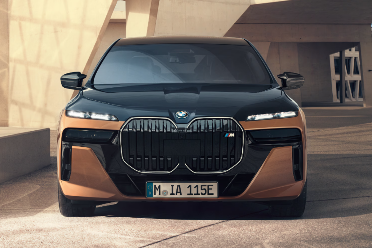 Real Madrid le dio esta máquina a Mbappé: cuánto cuesta el nuevo auto del francés, todos sus lujos y Florentino tiene uno igual