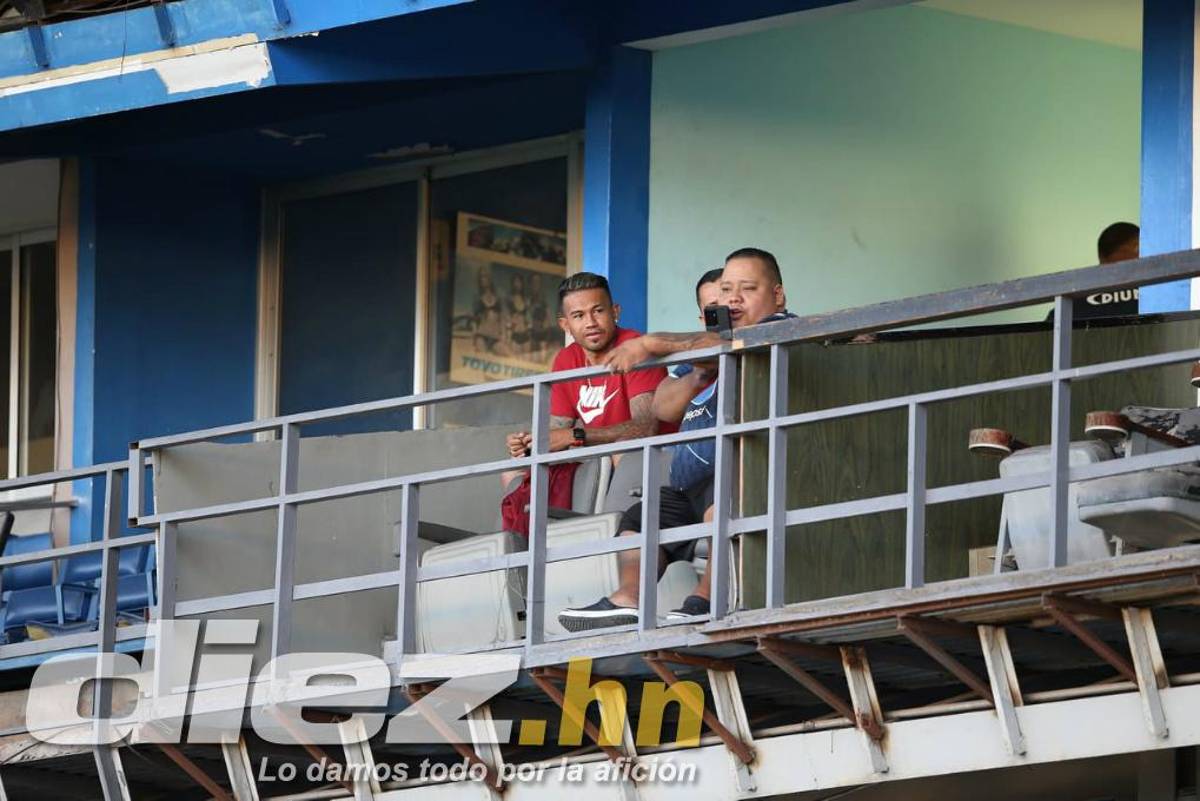 FOTOS: La tristeza de Diego Vázquez rumbo al camerino, las agresiones a jugadores chapines y la chica motagüense que hizo explotar el palco
