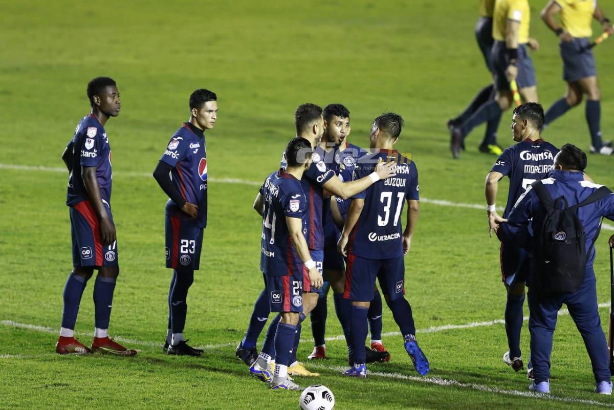 Fuerte pelea entre jugadores de Motagua: Marcelo Pereira y Diego Auzqui se dicen de todo y casi se pelean en pleno terreno de juego