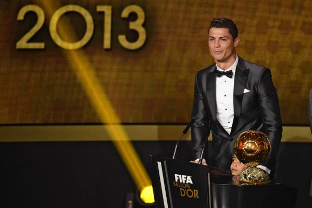 Cristiano entre lágrimas recibe el Balón de Oro 2013