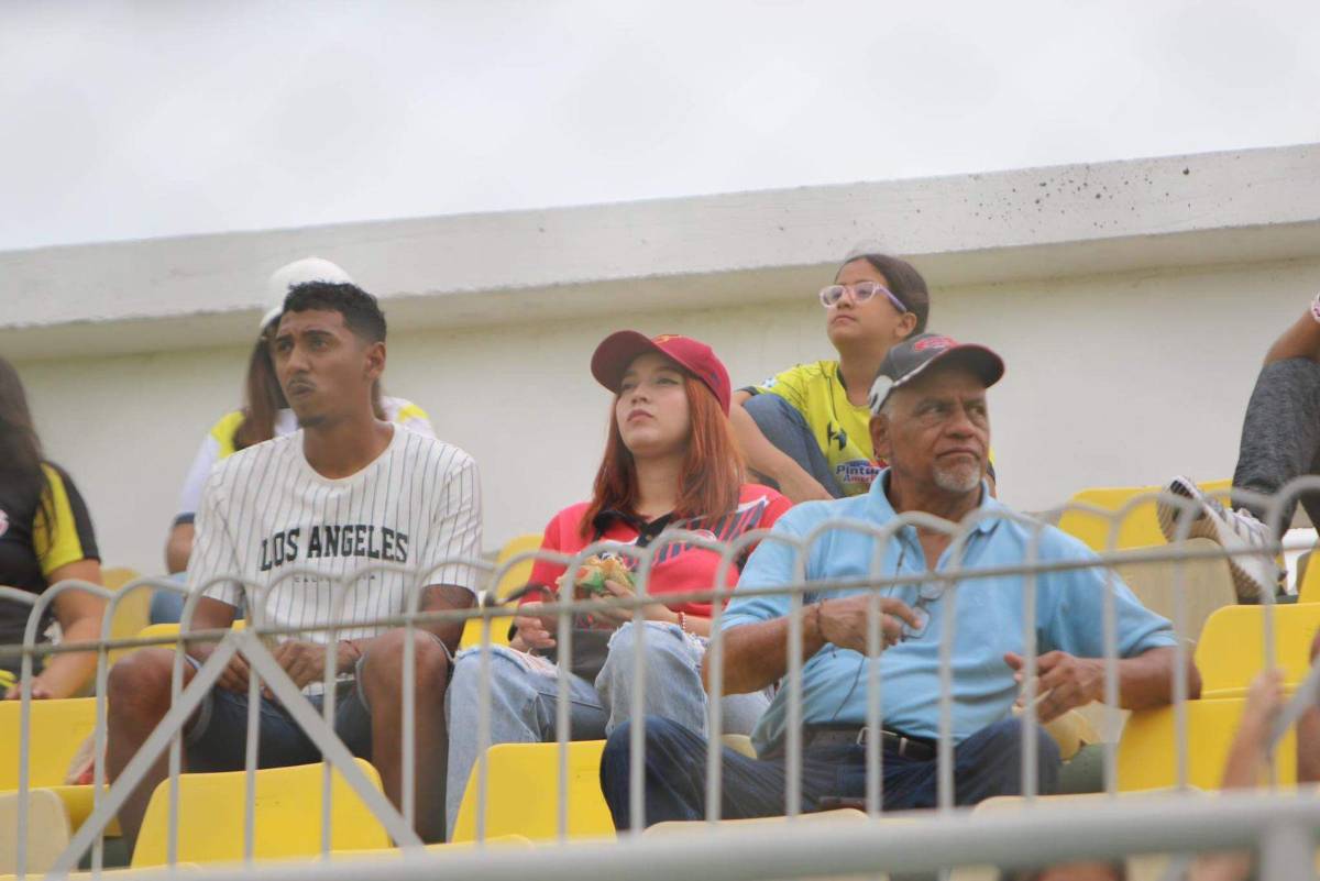 La reina que enamoró en La Ceiba y el Yankel estuvo lleno de hermosuras: las bellas mujeres que visitaron los estadios de Honduras