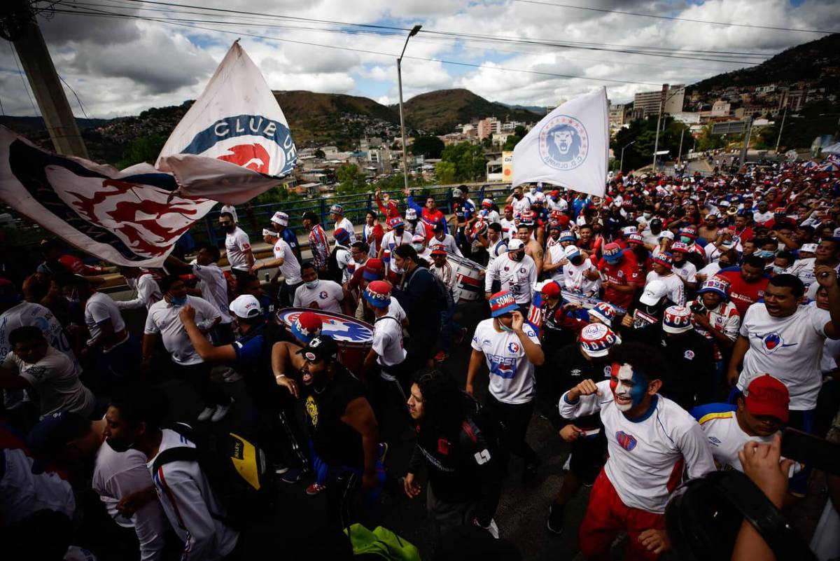 Impresionante la cantidad de aficionados que hacen su llegada al estadio Nacional en estos momentos. Fotos David Romero y Johny Magallanes