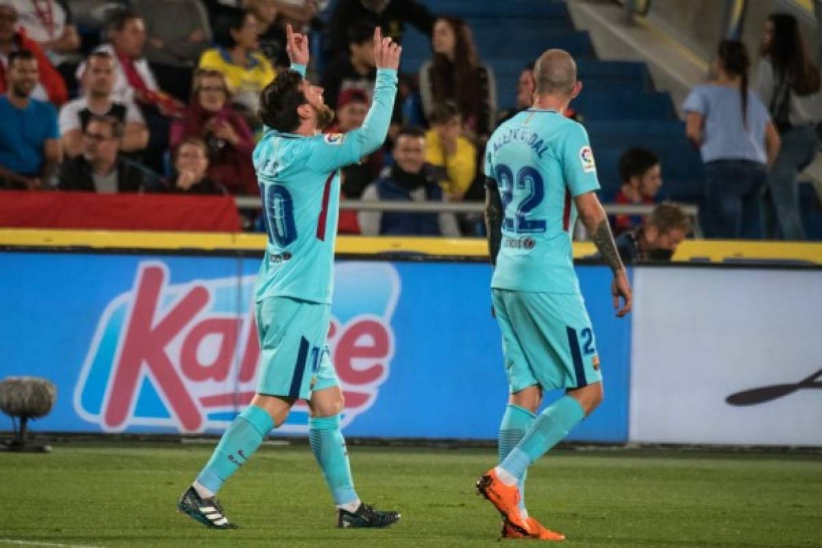 Barcelona's Argentinian forward Lionel Messi (L) celebrates with Barcelona's Spanish midfielder Aleix Vidal (R) after scoring during the Spanish league football match UD Las Palmas vs FC Barcelona at the Gran Canaria stadium in Las Palmas de Gran Canaria on March 01, 2018. / AFP PHOTO / DESIREE MARTIN