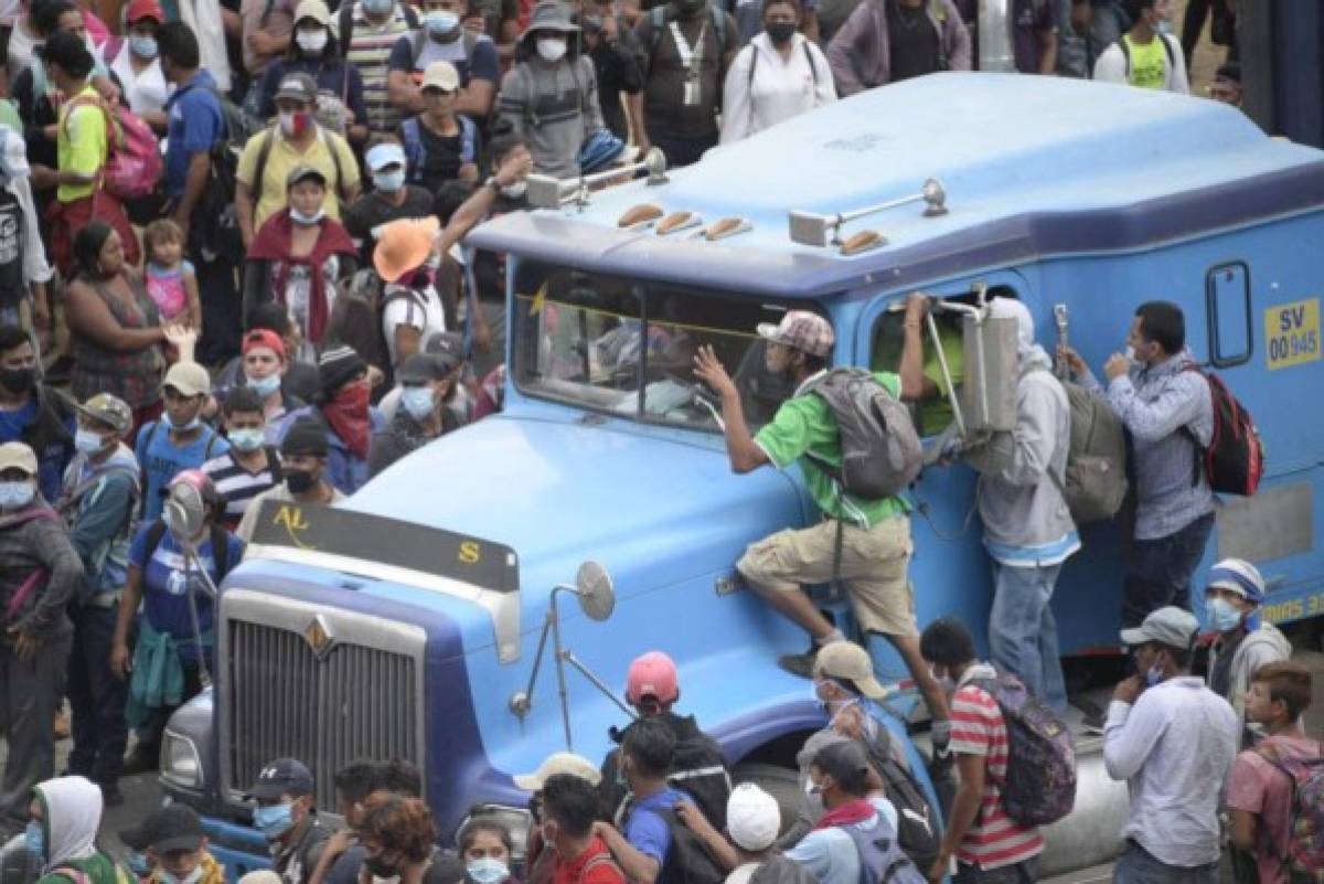 Gas lacrimógeno y mucho sufrimiento: Policía de Guatemala a golpes con caravana de inmigrantes hondureños