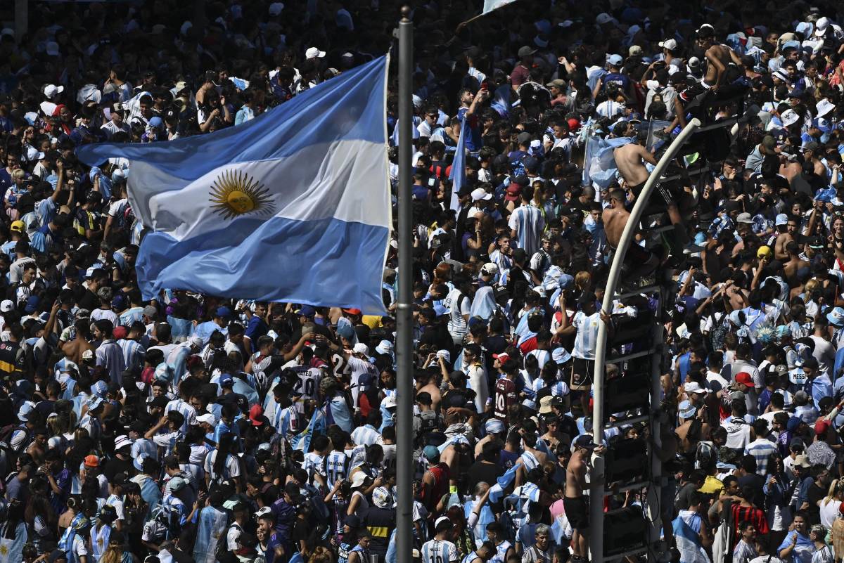 Una marea de gente y feriado nacional: Locura total en el Obelisco por el título de Argentina en la Copa del Mundo