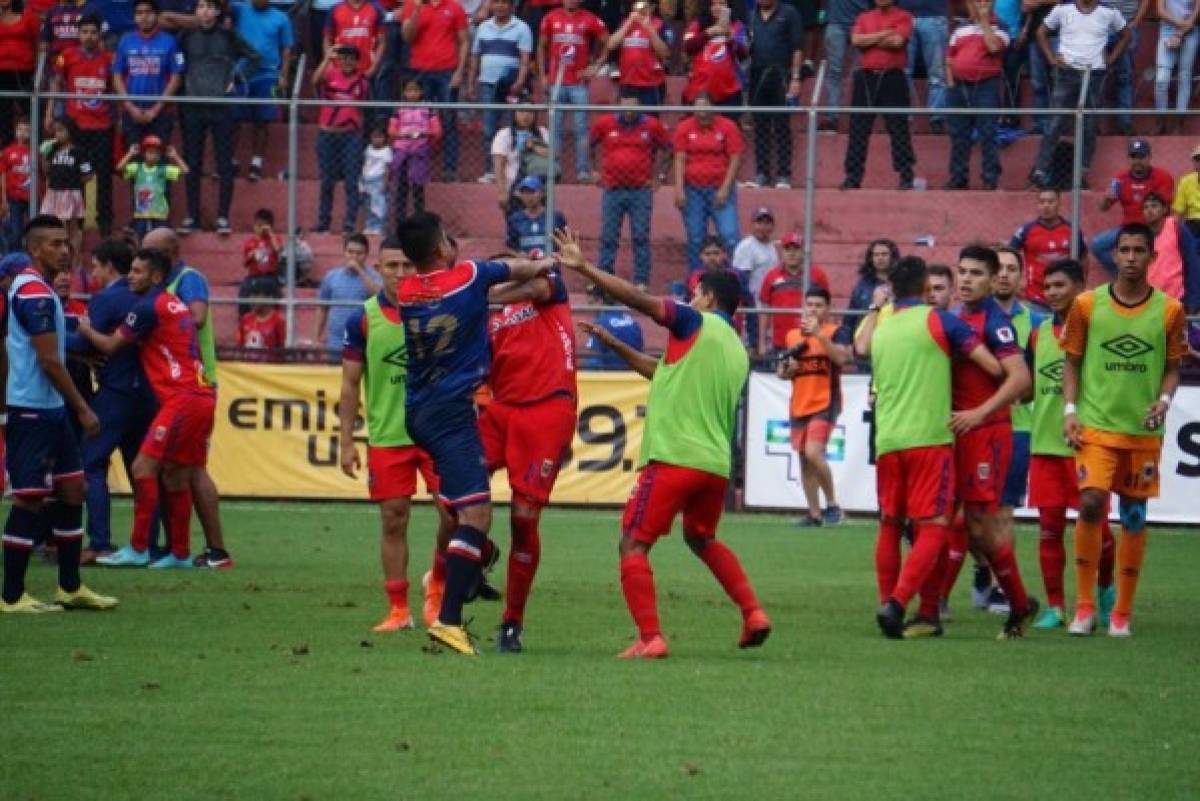 La pelea salvaje entre jugadores del Municipal y Xelajú en Guatemala; hubo ocho expulsados