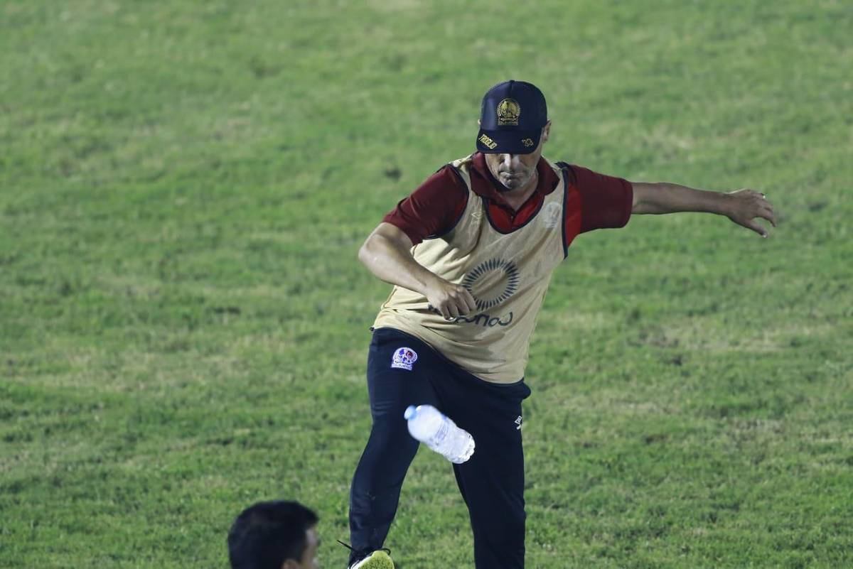 ¡Fiesta! La Ultrafiel invadió la cancha del Ceibeño y se lanzó encima de los jugadores de Olimpia festejando el pase a la final