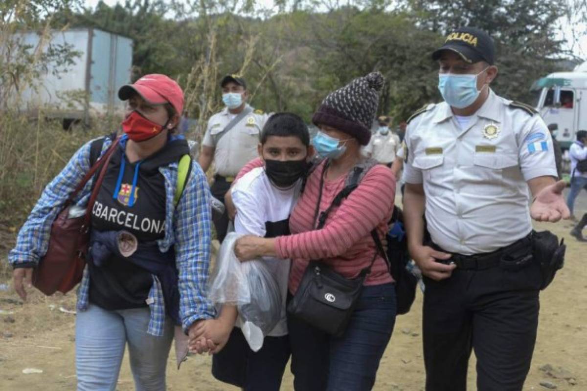 Gas lacrimógeno y mucho sufrimiento: Policía de Guatemala a golpes con caravana de inmigrantes hondureños