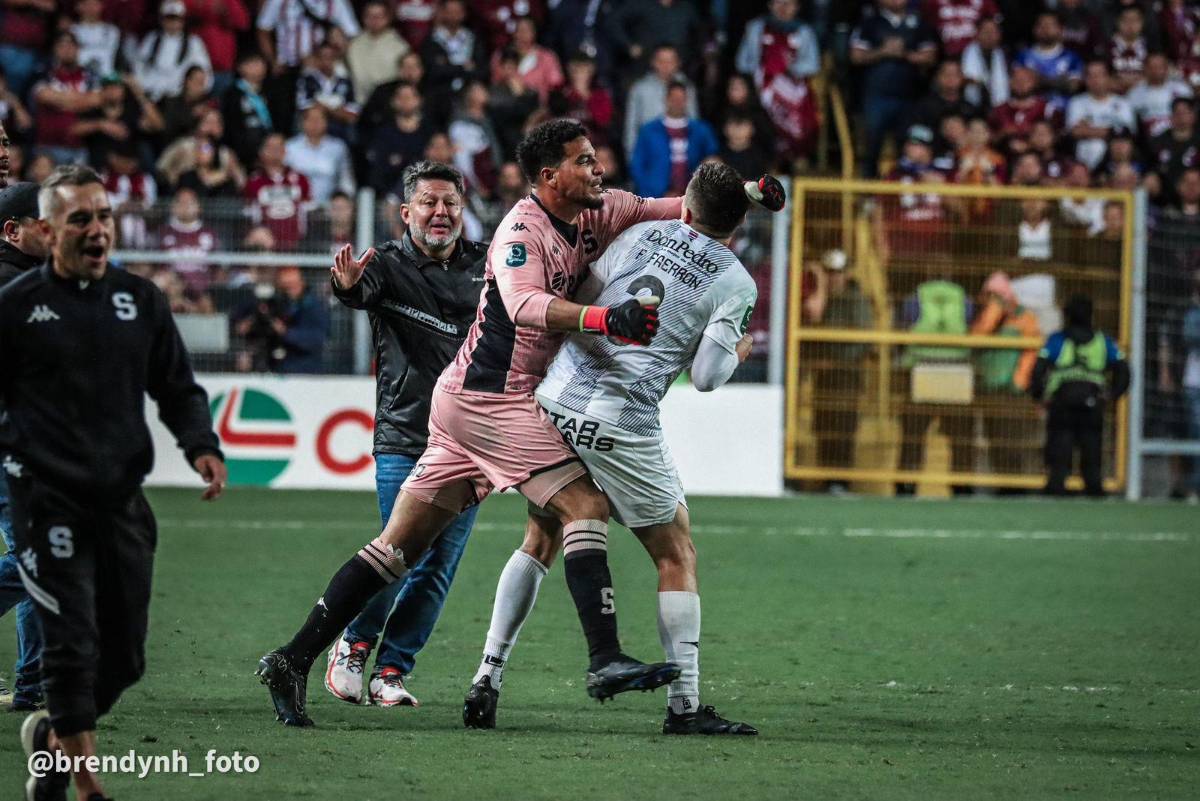 ¡Escándalo en la final de Costa Rica! Kendall Waston atacó a uno y el culpable de la pelea tras el Saprissa-Herediano