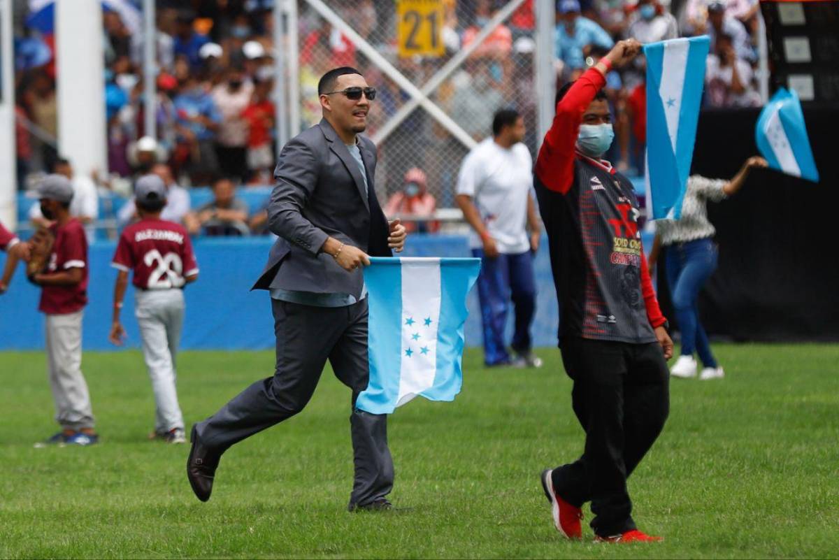 ¡Un show “peleando” con niños! Así fue captado el boxeador Teófimo López en su presencia en los desfiles de Honduras