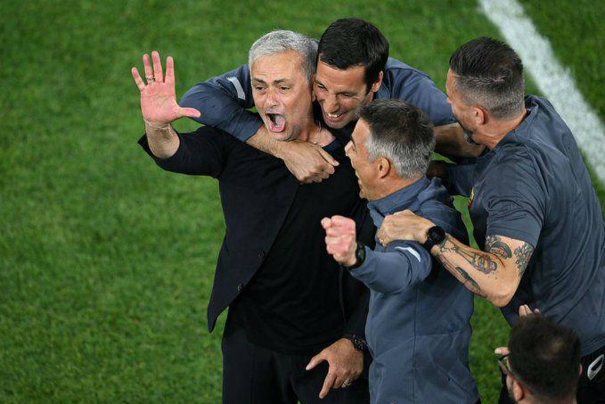Las lágrimas de Mourinho tras ganar la Conference League con la Roma y el gesto con el que afirma que es el mejor del mundo
