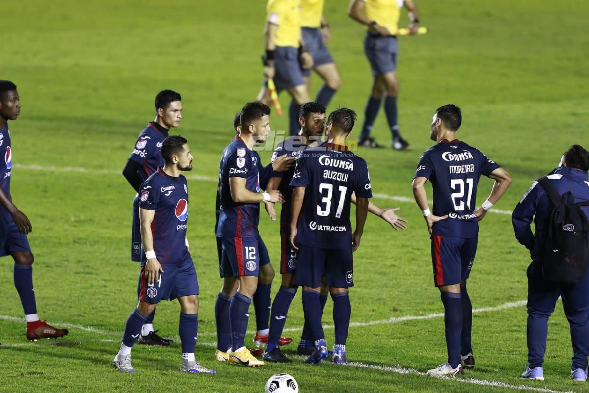 Fuerte pelea entre jugadores de Motagua: Marcelo Pereira y Diego Auzqui se dicen de todo y casi se pelean en pleno terreno de juego