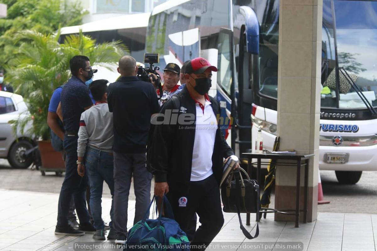 ¡Ambientazo! Lleno de maletas llegó Olimpia a San Pedro Sula y Real España se concentró y sus jugadores llegaron con sus hijos
