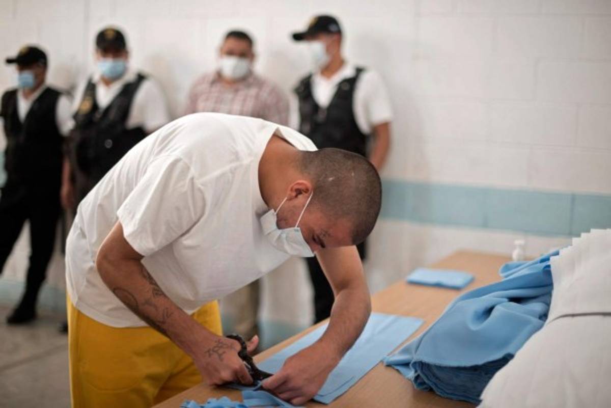 Ex mareros hacen mascarillas en Guatemala para prevenir el coronavirus: 'Ahora quisiera enmendar mis errores'