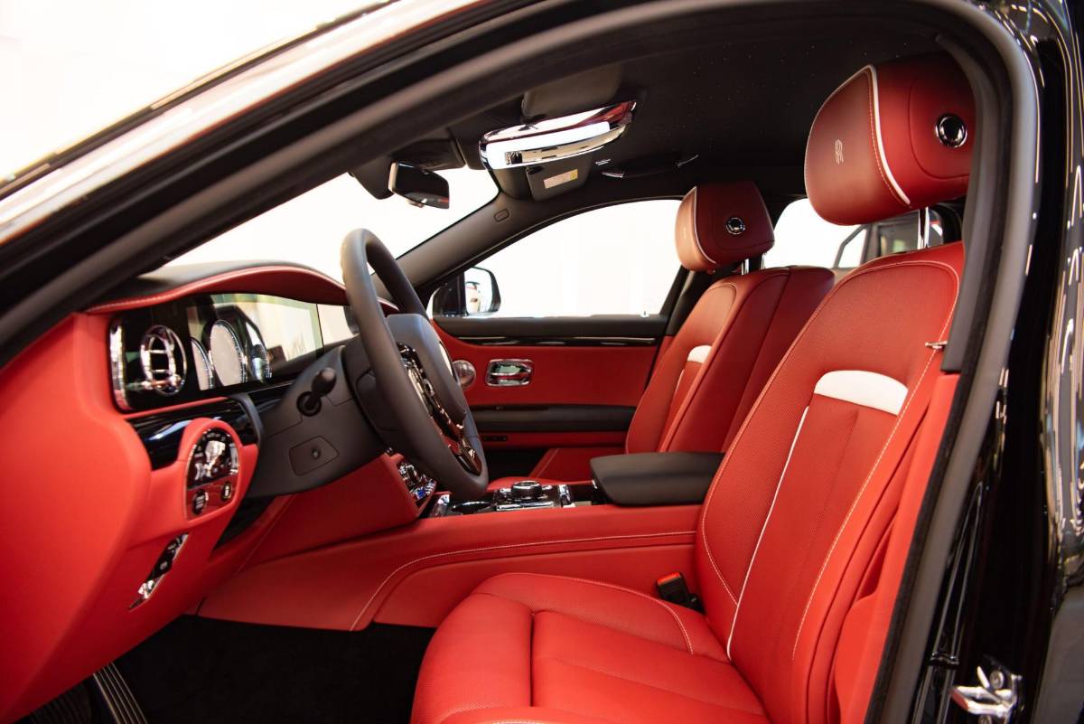 ¡Jennifer López y Cristiano Ronaldo tienen uno! Así es el Rolls-Royce Ghost, el último lujito de Teófimo López